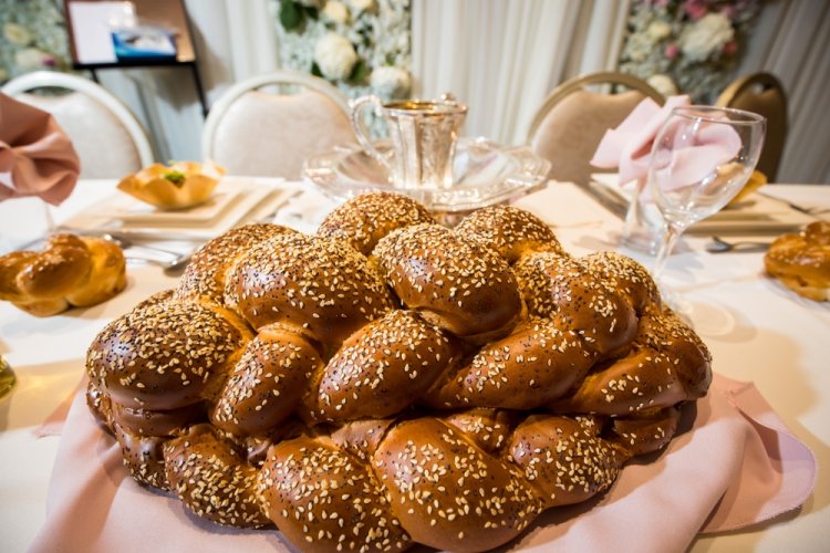 תפילה לזיווג לאישה (צילום: Wedding event stock photo/shutterstock)