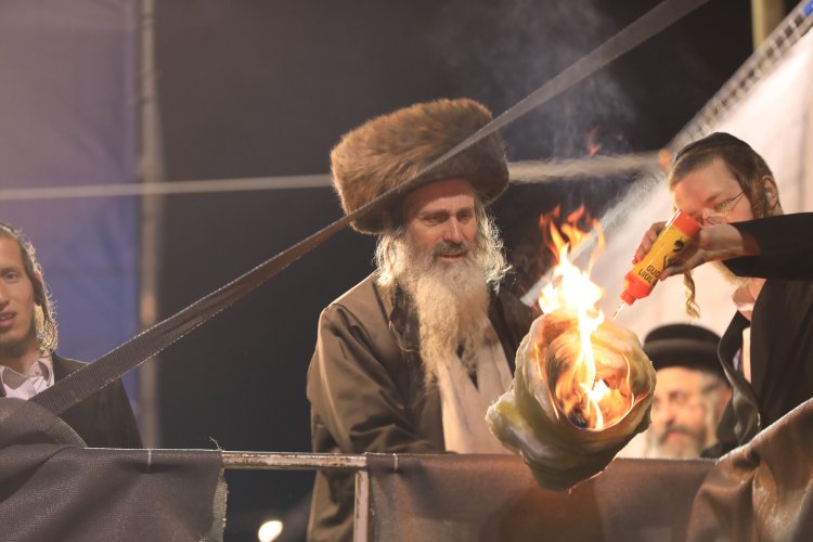 צפו: אלפים בהדלקה במירון שע"י קהילת ברסלב "נחלי נצח"