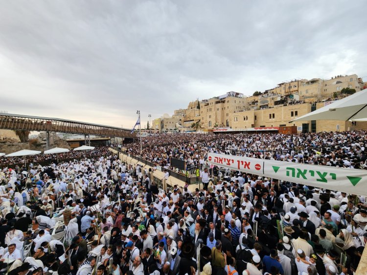 אלפים פקדו את רחבת הכותל והשתתפו בברכת הכהנים