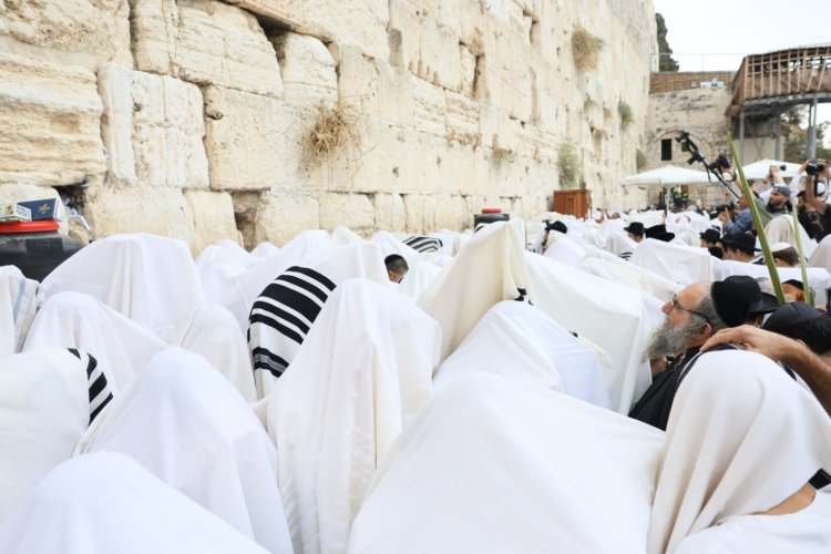 אלפים פקדו את רחבת הכותל והשתתפו בברכת הכהנים