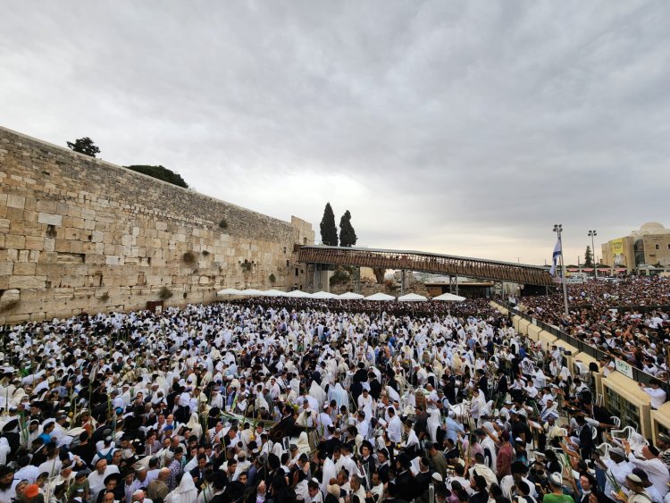 אלפים פקדו את רחבת הכותל והשתתפו בברכת הכהנים