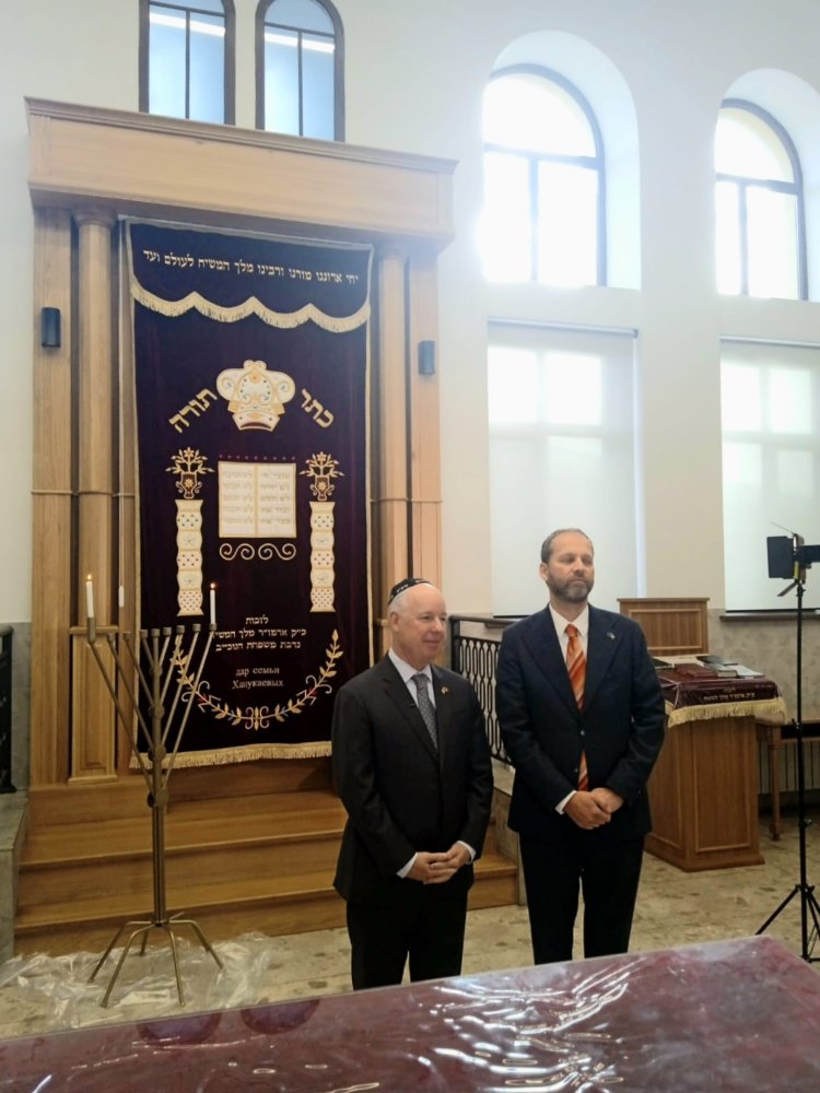 שגרירי האיחוד האירופי וארה''ב הדליקו נר חנוכה בבית הכנסת 