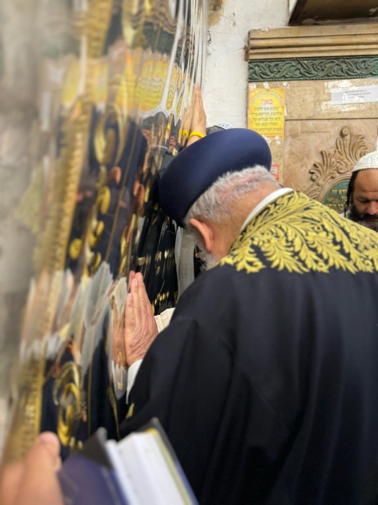 תיעוד ממירון: רבה של ירושלים תופס כמה רגעים לבד