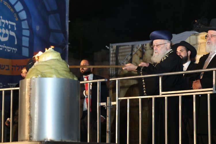 מרן הראשון לציון בהדלקה בשמעון הצדיק