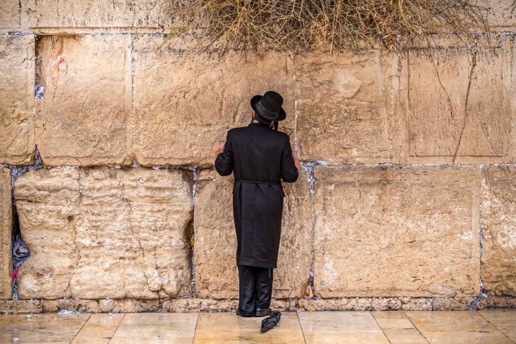 תפילת מנחה ליחיד (צילום: leshiy985/shutterstock)