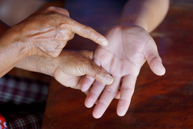 האם מותר לקרוא בכף היד? (צילום:tawanroong/shutterstock)