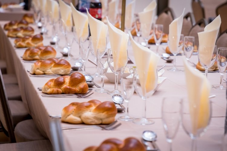 האם מותר לשיר בשבת? (צילום : Wedding event stock photo/shutterstock)