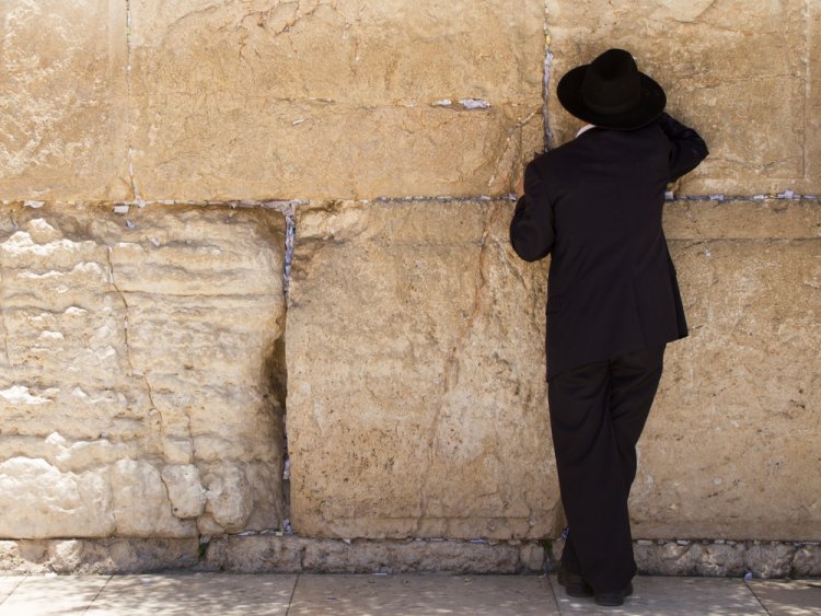 מהו הדין לגבי עשיית תשובה בין אדם למקום בעשרת ימי תשובה? (צילום: Yokypics/shutterstock)