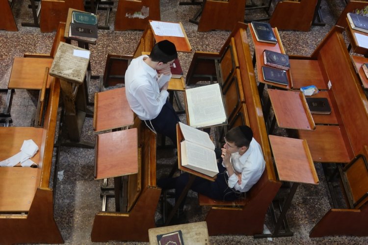  כיצד יש לנהוג במצוות עשה ולא תעשה בעשרת ימי תשובה לפי ההלכה? (צילום: MICHAEL HATZALAM /shutterstock)