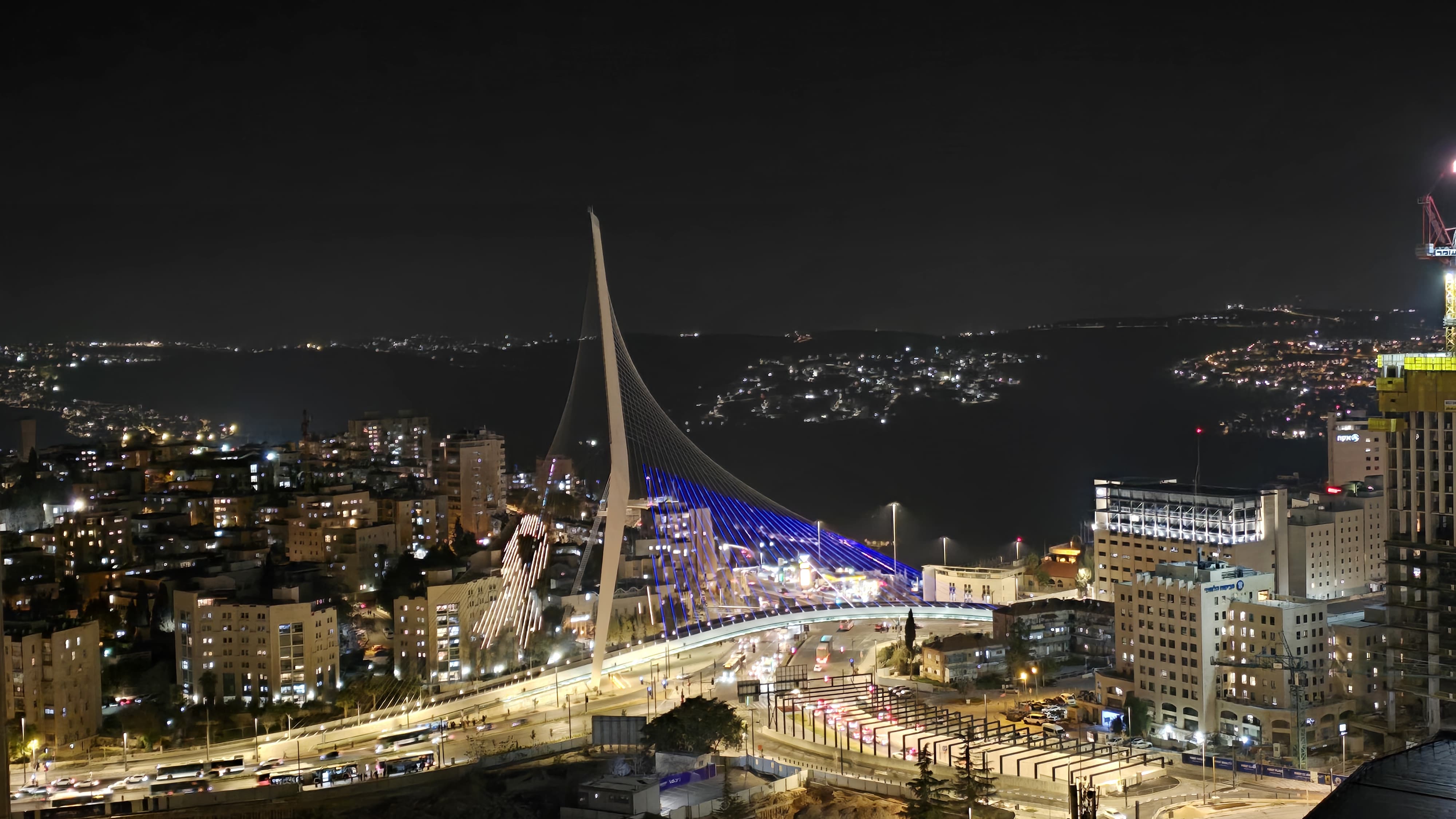 גשר המיתרים, הסמל הירושלמי, חוגג את שחרור החטופים גשר המיתרים, הסמל הירושלמי, חוגג את שחרור החטופים