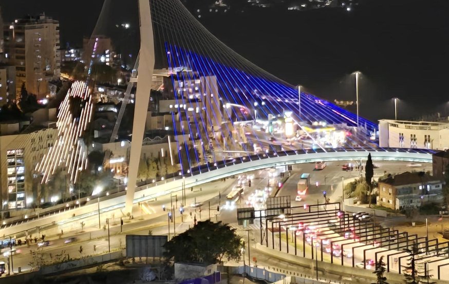 גשר המיתרים, הסמל הירושלמי, חוגג את שחרור החטופים גשר המיתרים, הסמל הירושלמי, חוגג את שחרור החטופים
