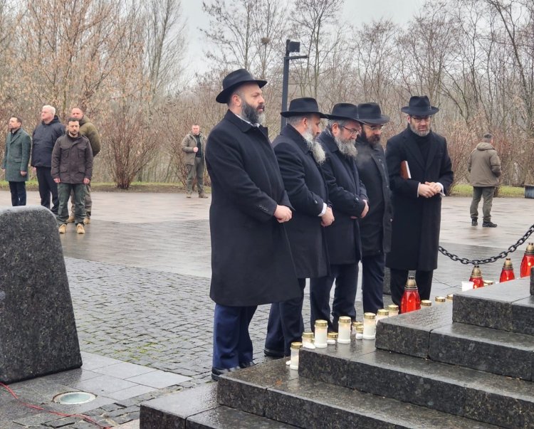 זלנסקי בטקס במלאת 80 שנה לשחרור אושוויץ: "להנחיל את זיכרון השואה לדור הצעיר" (צילום: FJCU)