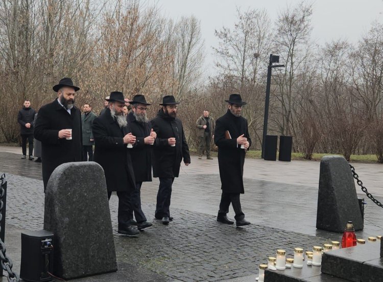 זלנסקי בטקס במלאת 80 שנה לשחרור אושוויץ: "להנחיל את זיכרון השואה לדור הצעיר" (צילום: FJCU)