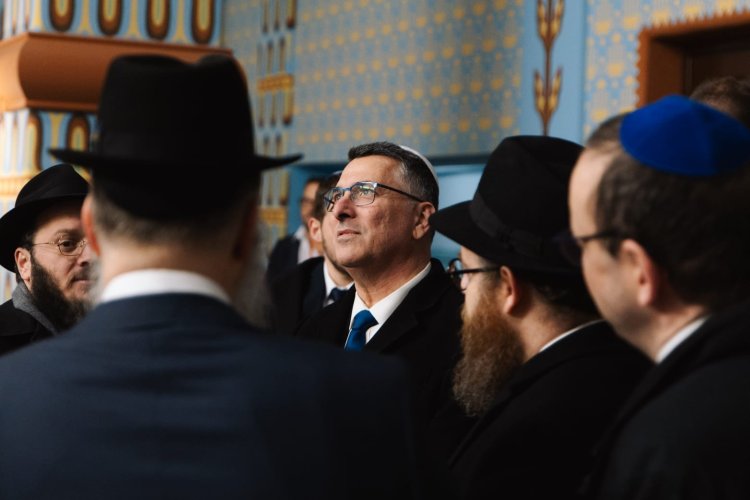 שר החוץ ביקר בבית הכנסת העתיק בבודפשט וקיבל מזכרת מרגשת