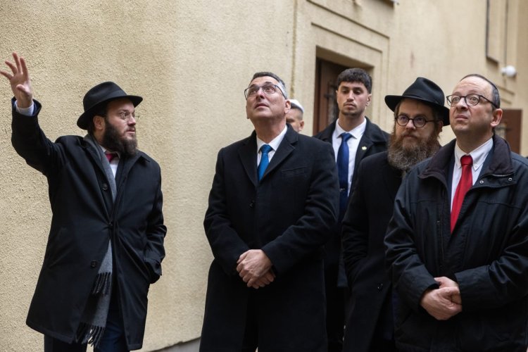 שר החוץ ביקר בבית הכנסת העתיק בבודפשט וקיבל מזכרת מרגשת