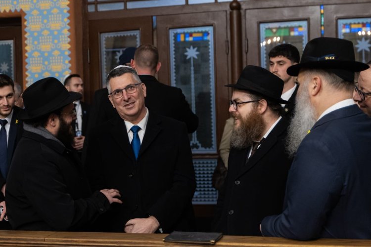 שר החוץ ביקר בבית הכנסת העתיק בבודפשט וקיבל מזכרת מרגשת