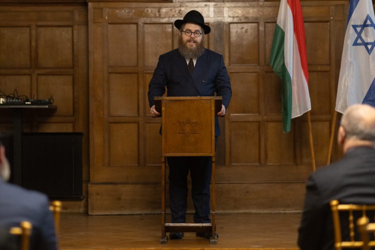 שר החוץ ביקר בבית הכנסת העתיק בבודפשט וקיבל מזכרת מרגשת