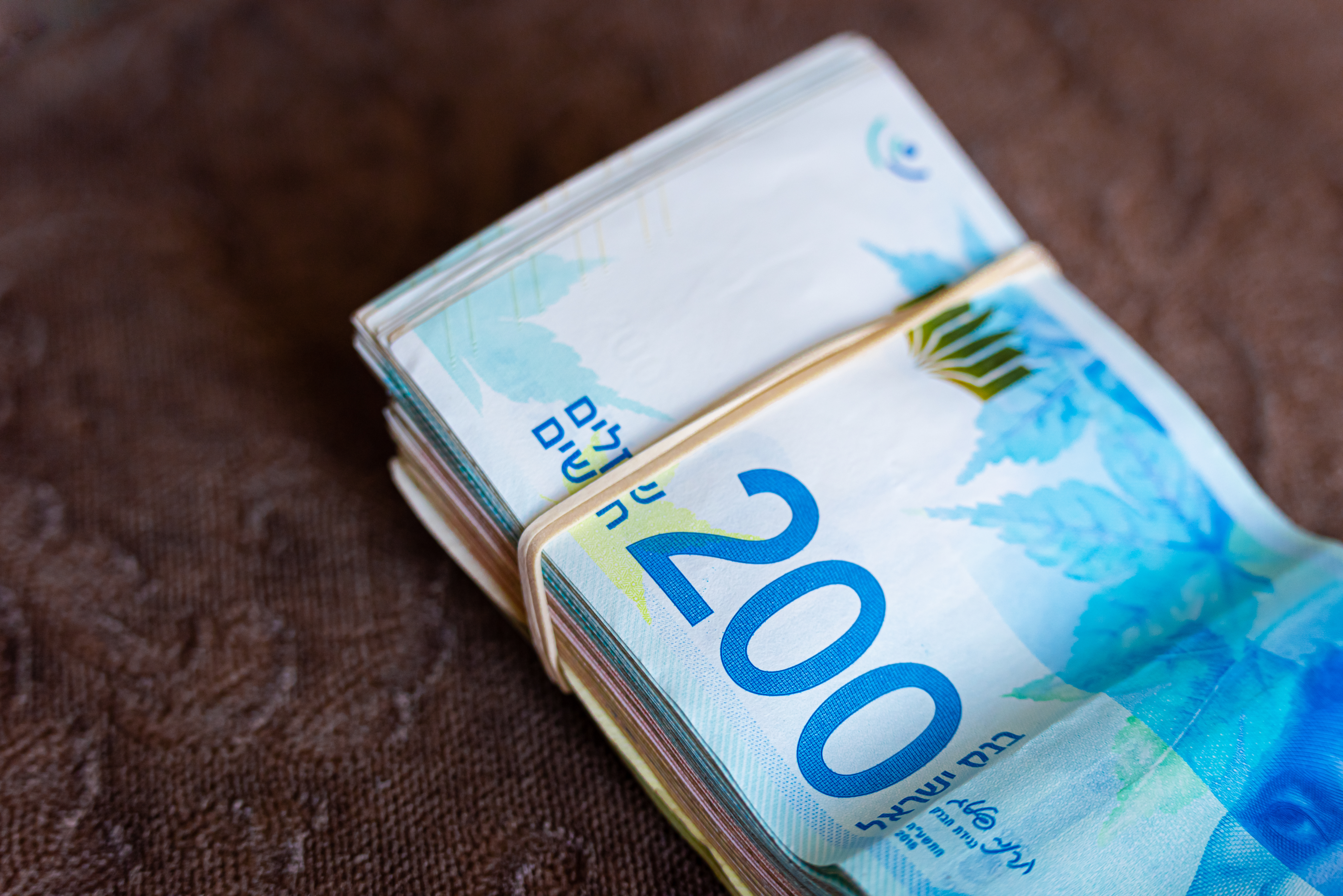 הבנקים מחלקים מיליארדים ללקוחות: מי זכאי וכיצד לקבל את ההטבות? הבנקים מחלקים מיליארדים ללקוחות: מי זכאי וכיצד לקבל את ההטבות?