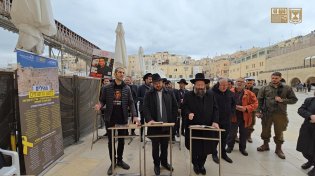 בכל יום, ב-13:00, הכותל המערבי יעצור לזעוק: רוצים את אחינו בבית