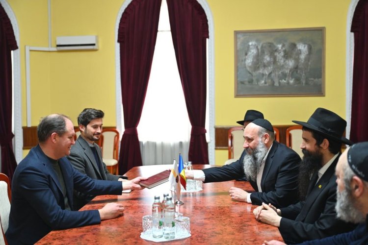 מפגש היסטורי בקישינב: המתנה שקישרה את ראש העיר לעבר היהודי
