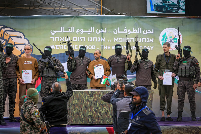 פיתה רקובה פעם בכמה ימים, תלייה הפוכה וחניקות: זוועות השבי