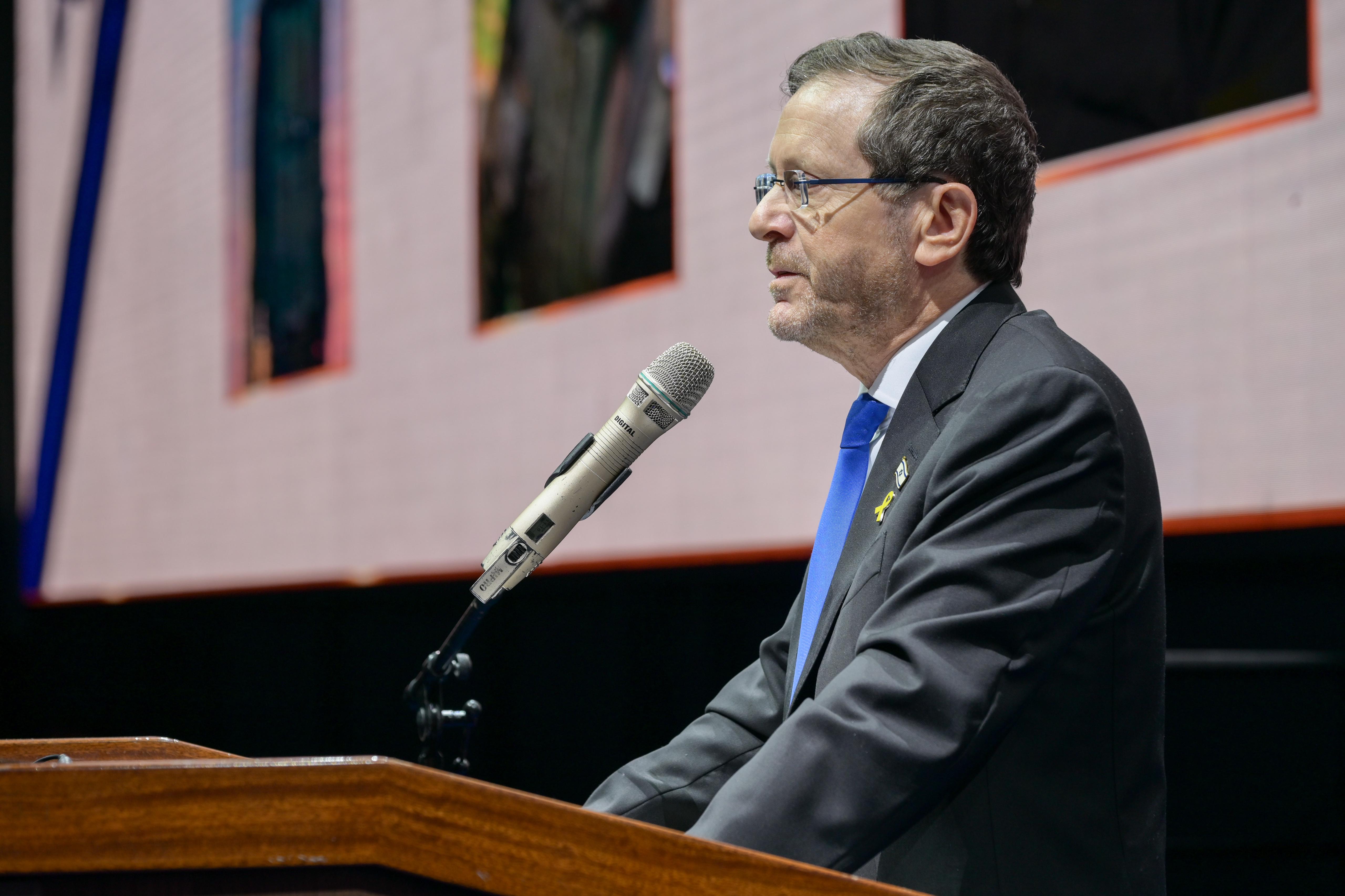 "למען אחדות ישראל": הנשיא הרצוג הכניס ח"י ספרי תורה