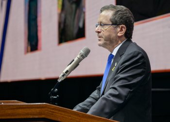 "למען אחדות ישראל": הנשיא הרצוג הכניס ח"י ספרי תורה