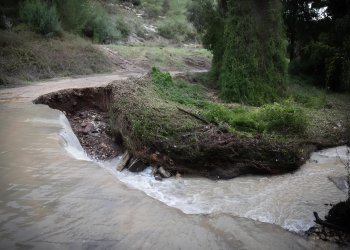 החורף מסרב לעזוב: עלייה קלה בטמפרטורות, אך הגשמים והרוחות עדיין איתנו