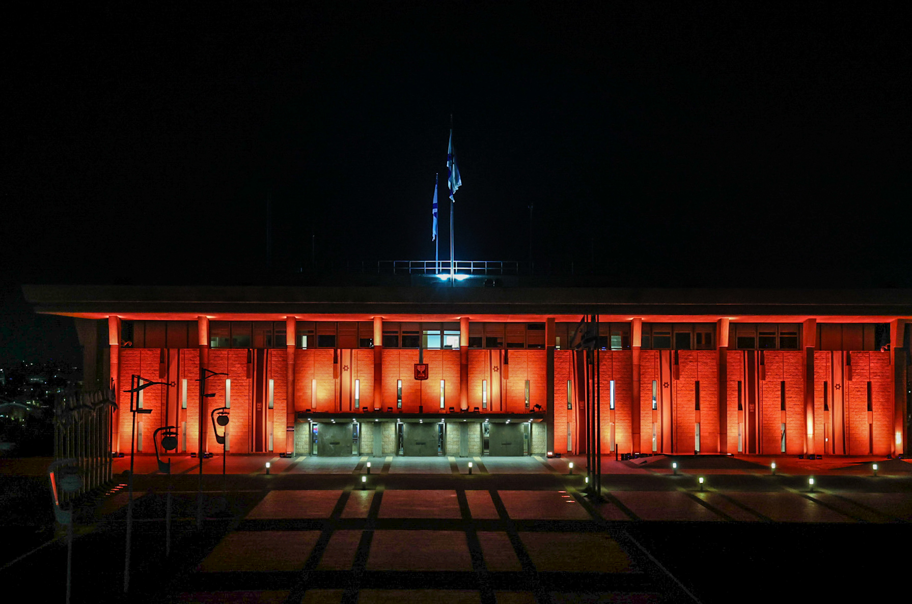הכנסת מוארת בכתום לזכר בני משפחת ביבס הי"ד
