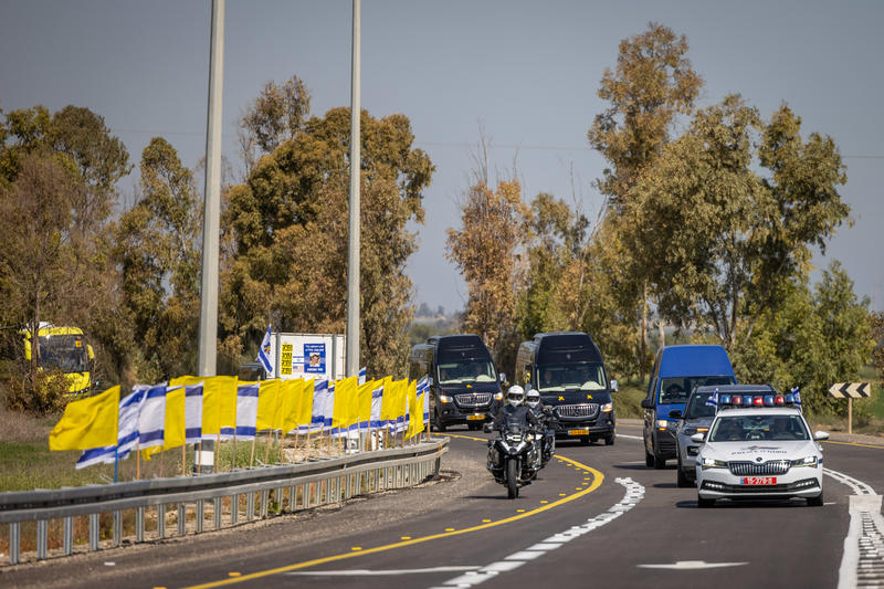 בכאב שאין לו שיעור: ירדן ביבס נפרד מאשתו וילדיו הי"ד במסע הלוויה מצמרר