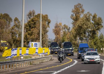 בכאב שאין לו שיעור: ירדן ביבס נפרד מאשתו וילדיו הי"ד במסע הלוויה מצמרר