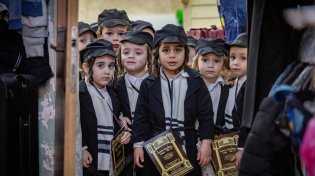 פורים במלחמה: ביקוש רב לתחפושות חיילים וכוחות הצלה