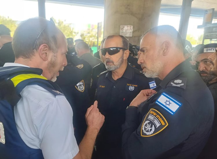 פיגוע דקירה בלב חיפה: חמישה נפצעו, בהם אחד באורח אנוש המפכ"ל בהערכת מצב בשטח (צילום: דוברות המשטרה)