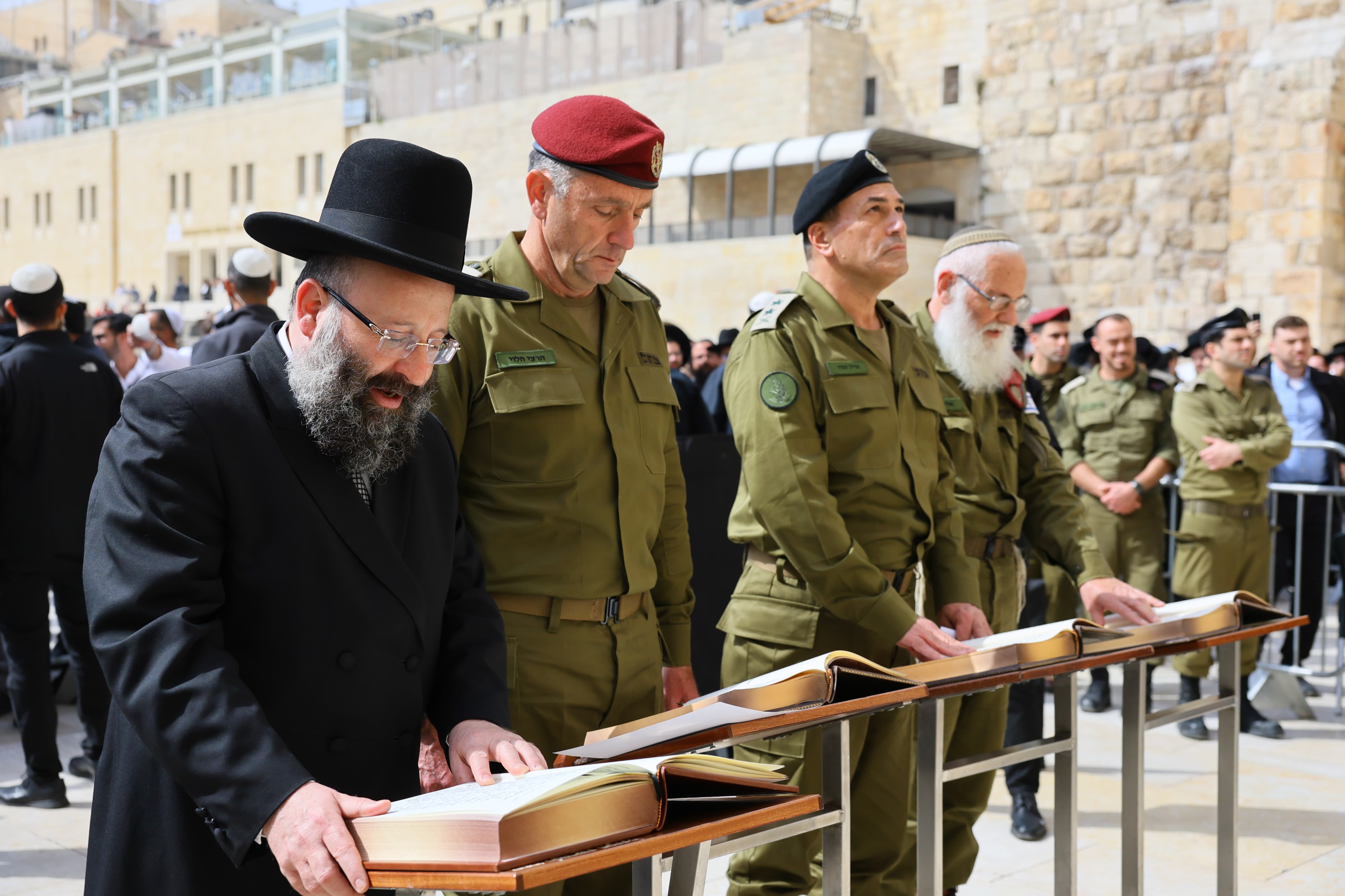 הרמטכ"ל הנכנס והיוצא בתפילה בכותל המערבי: "לשלום החיילים ולחזרת החטופים"