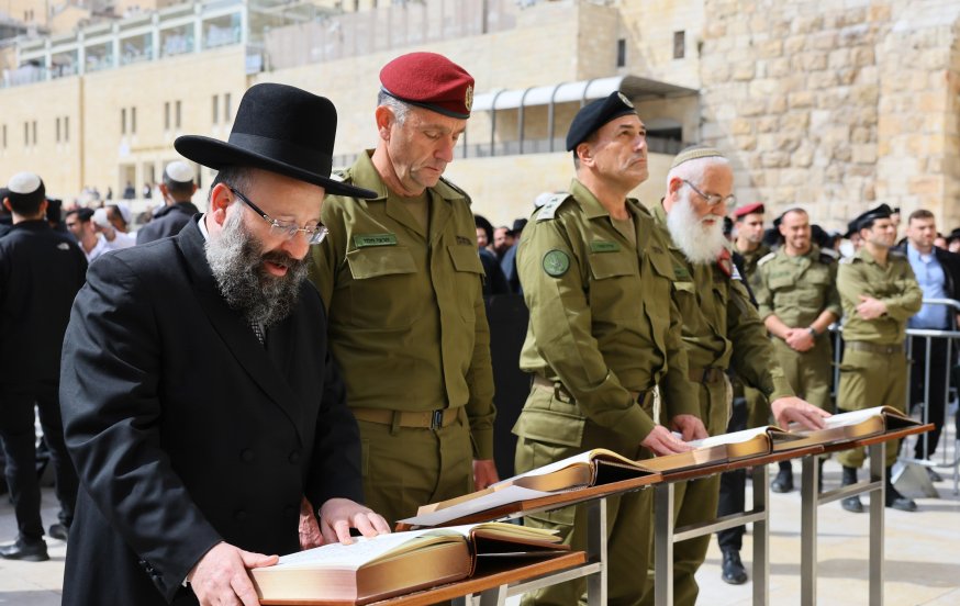הרמטכ"ל הנכנס והיוצא בתפילה בכותל המערבי: "לשלום החיילים ולחזרת החטופים" הרמטכ"ל הנכנס והיוצא בתפילה בכותל המערבי: "לשלום החיילים ולחזרת החטופים"