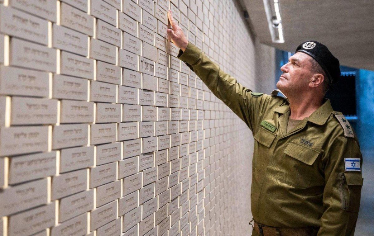 חילופי המשמרת בקריה: הרמטכ"לים הלוי וזמיר הצדיעו לנופלים חילופי המשמרת בקריה: הרמטכ"לים הלוי וזמיר הצדיעו לנופלים