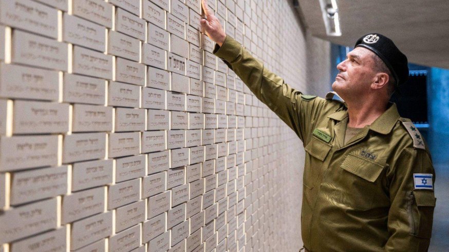 חילופי המשמרת בקריה: הרמטכ"לים הלוי וזמיר הצדיעו לנופלים חילופי המשמרת בקריה: הרמטכ"לים הלוי וזמיר הצדיעו לנופלים