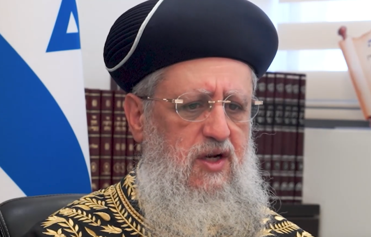 מרן הראשון לציון משיב בדמעות לשאלת ערוץ 2000: איך אפשר לחגוג פורים כשאחינו בשבי? 