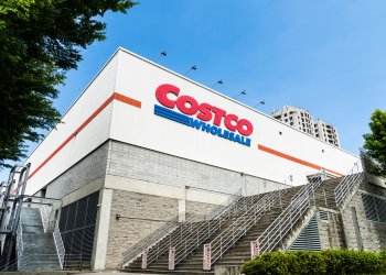 פיצחה את השיטה? ענקית הקמעונאות שהעלתה את השכר - ומרוויחה