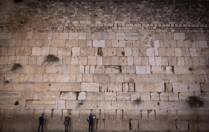 הרבנים הראשיים קוראים: השיבו את אבני הכותל מהתצוגה - לגניזה הרבנים הראשיים קוראים: השיבו את אבני הכותל מהתצוגה - לגניזה