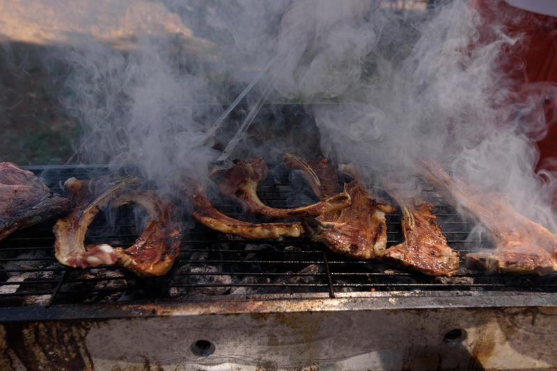 אם השולחן שלכם כבר מוכן, בואו וגלו: יש עניין בסעודת פורים בלילה?
