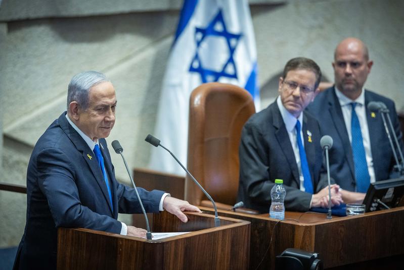 "מבחן לדמוקרטיה": בכירים יוצאי השירות הציבורי תומכים בפיטורי ראש השב"כ "מבחן לדמוקרטיה": בכירים יוצאי השירות הציבורי תומכים בפיטורי ראש השב"כ