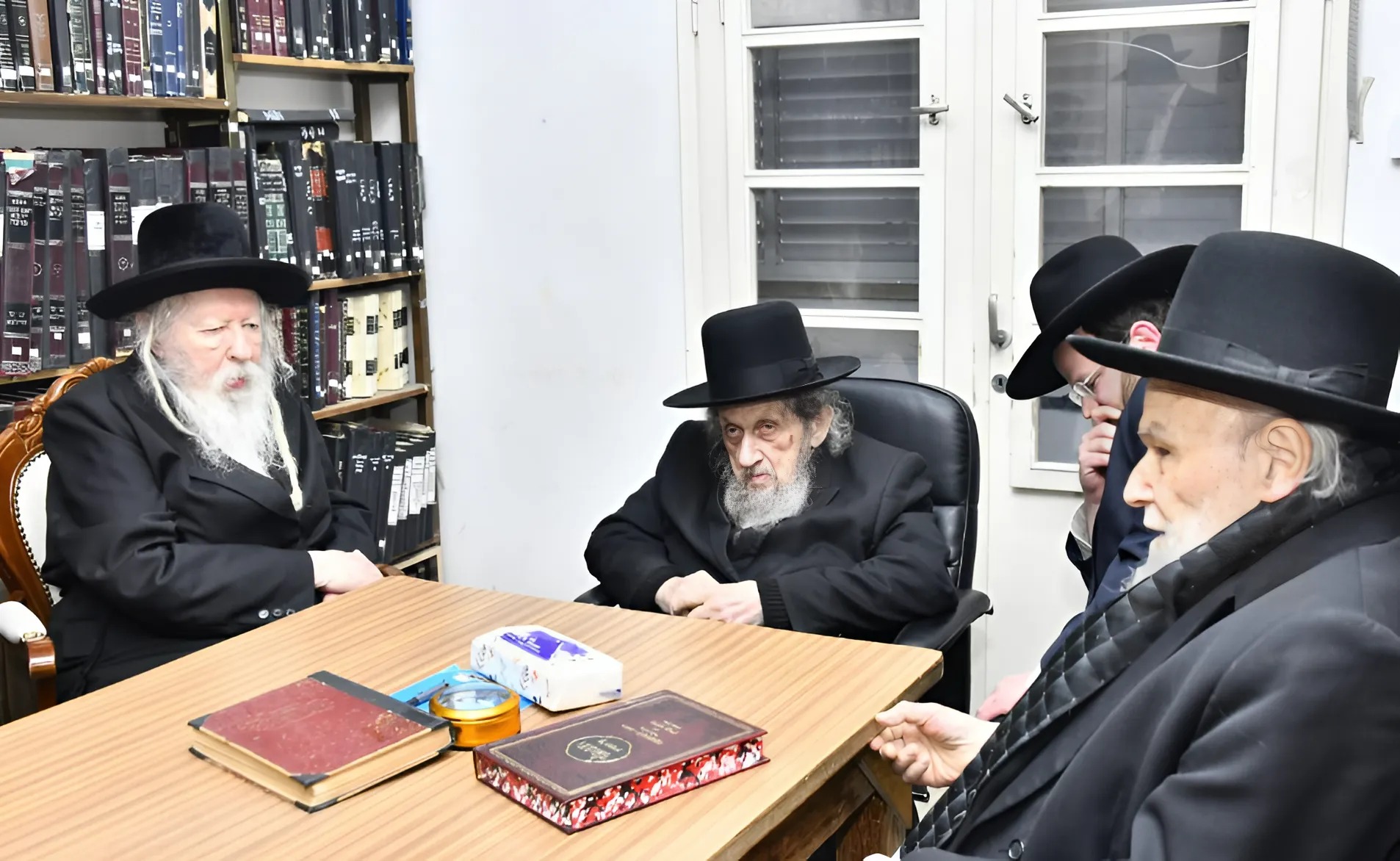 "והיו עיניך": הגר"ד לנדו, הגרמ"ה הירש והאדמו"ר מגור שוחחו בצו השעה "והיו עיניך": הגר"ד לנדו, הגרמ"ה הירש והאדמו"ר מגור שוחחו בצו השעה