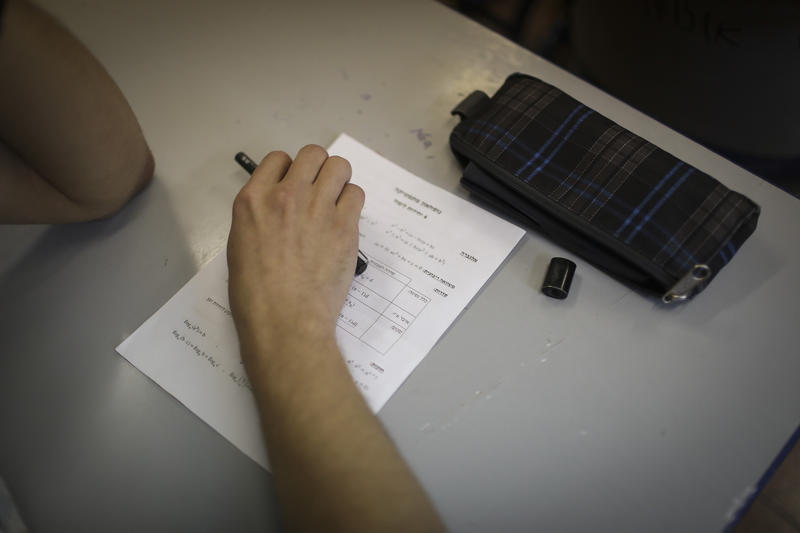 מהפכה בבגרויות: תלמידי ישראל ייגשו למבחנים מוקדם - וייהנו מהקלות