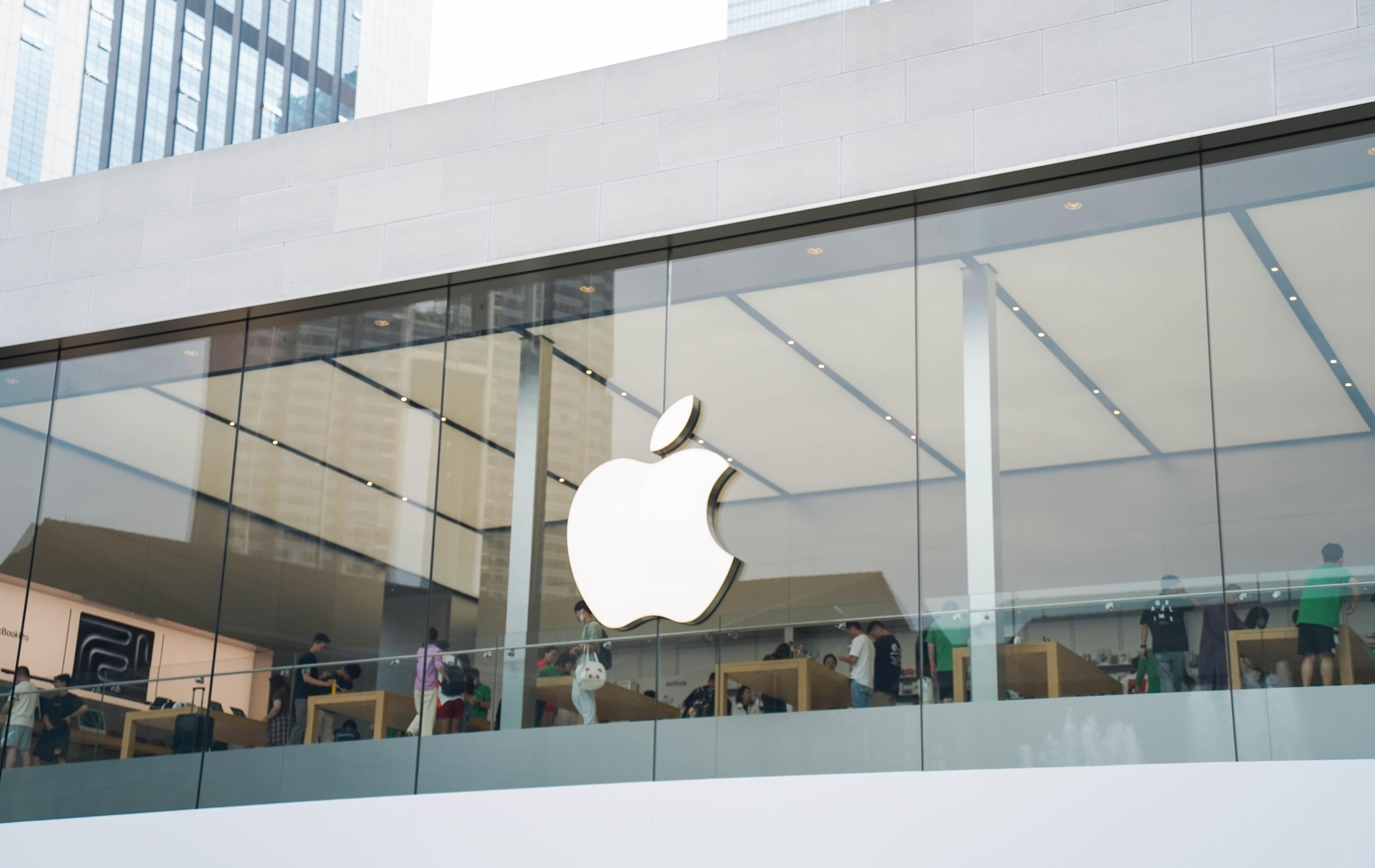 השלכות "מכסי טראמפ": אפל תעלה מחירים, אנבידיה תפסיד מיליארדים השלכות "מכסי טראמפ": אפל תעלה מחירים, אנבידיה תפסיד מיליארדים