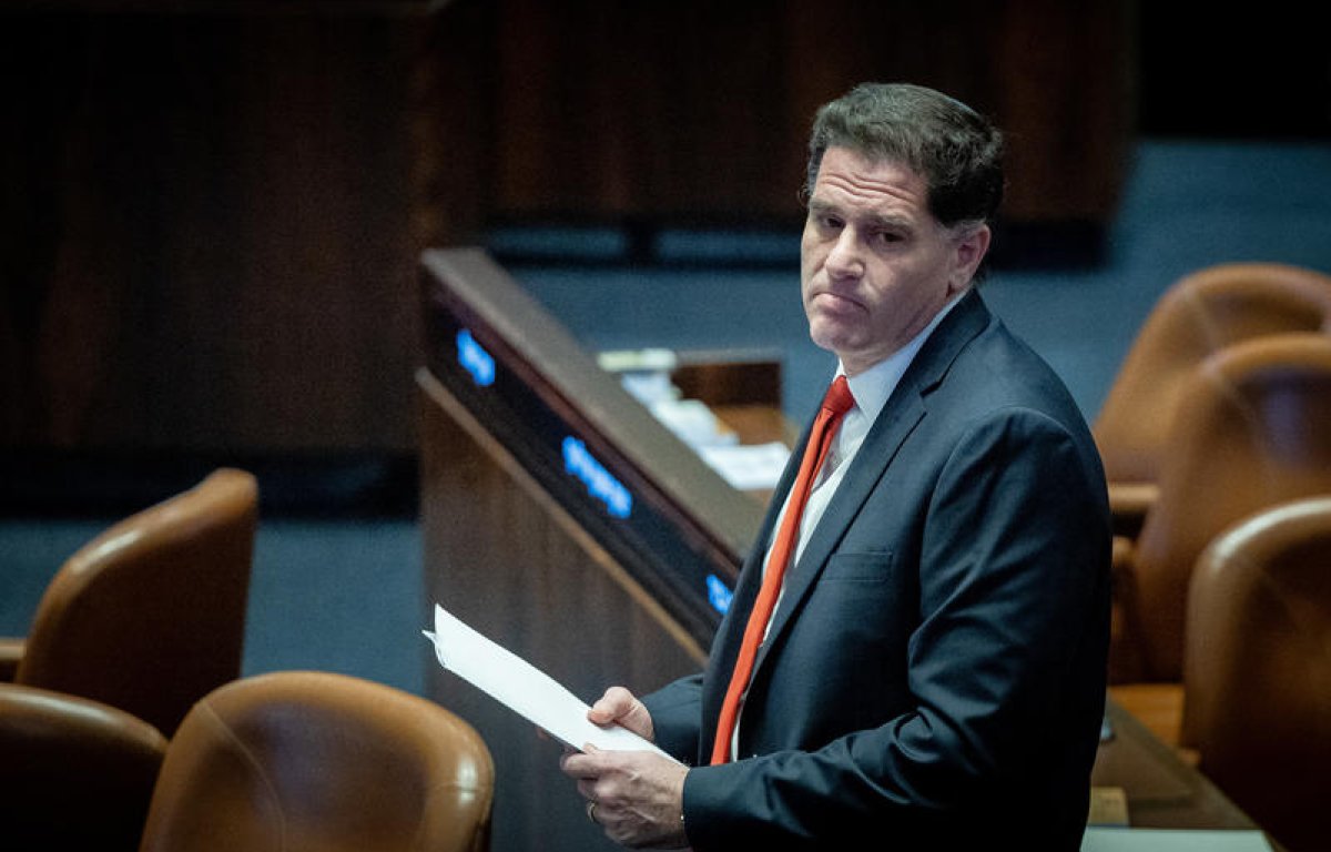 השר רון דרמר החזיק במניות במכון הסקרים של מנו גבע