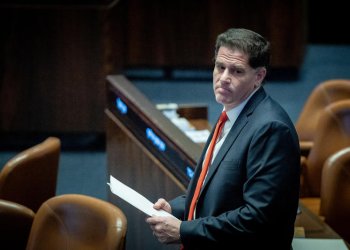 השר רון דרמר החזיק במניות במכון הסקרים של מנו גבע