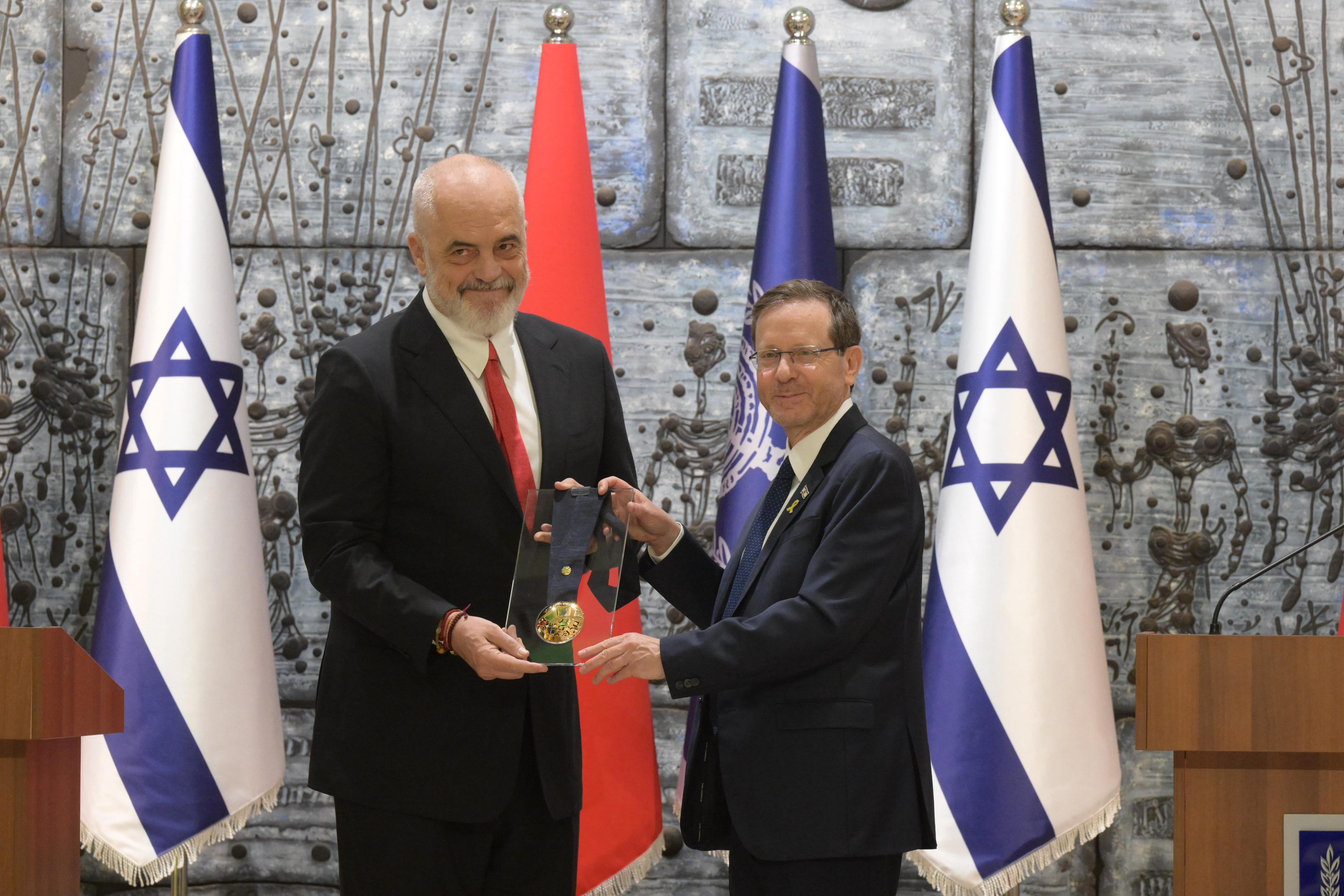 נשיא המדינה העניק את "עיטור הנשיא" לראש ממשלת אלבניה