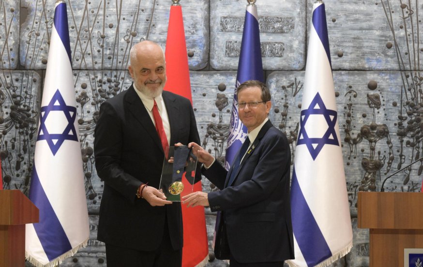 נשיא המדינה העניק את "עיטור הנשיא" לראש ממשלת אלבניה נשיא המדינה העניק את "עיטור הנשיא" לראש ממשלת אלבניה