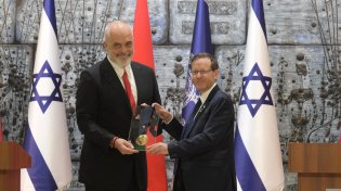 נשיא המדינה העניק את "עיטור הנשיא" לראש ממשלת אלבניה